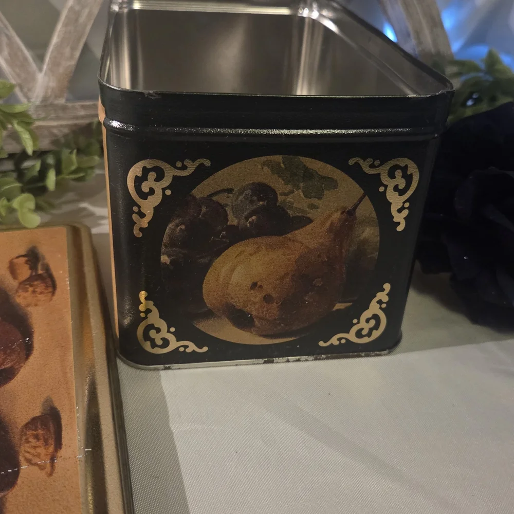 Vintage Decor Tin – Because Plastic Containers Are Boring